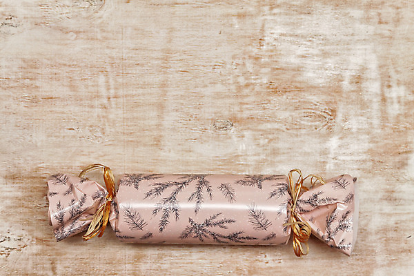 포토 JPG 해외이미지 나무 리본 종이 밧줄 백그라운드 크리스마스 겨울 포장 탁자 휴가 새로움 선물 사람없음 목재 장식 빨간색 초록색 상자 갈색 우주 축제 놀람 수확 흰색 나뭇가지 시골 축하 인사 소나무 신용카드 생일 정상 12월 연도 활 복고 패키지 옛날 핸드메이드 가문비나무 해외202004 해외포토 식물 계절 기념일 감정 줄 컬러 가구 컨셉 농업 재료 표정 금융 예절 날짜 파일형식 이미지허브