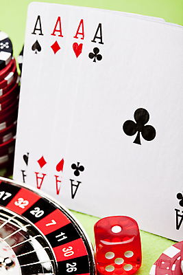 포토 JPG 해외이미지 실내 근접촬영 사람없음 트럼프 도박 카지노 주사위 룰렛 겜블 초록배경 해외202004 해외포토 뷰포인트 백그라운드 내부 초록색 놀이용품 게임 파일형식 이미지허브