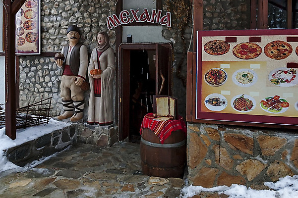 포토 JPG 해외이미지 벽 겨울 창문 조명 거리 주택 사람없음 건물 목재 문 바위 술집 타운 흙더미 불가리아 해외202004 해외포토 나무 건축물 계절 재료 흙 돌_바위 도시 파일형식 더미 남유럽 이미지허브