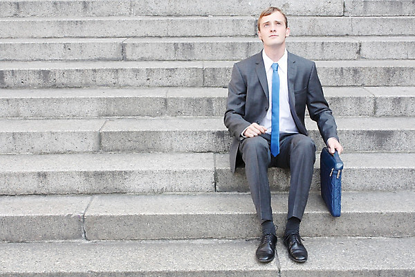 포토 JPG 해외이미지 응시 유럽 생각 서류가방 비즈니스 미래 휴식 한명 앉기 야외 가로 금융 경제 계단 환경 도시 불안 런던 일시정지 점심식사 단절 인턴 콘크리트 성인남자만 해외202004 해외포토 1 시선 감정 나라 컨셉 가방 모션 영국 사람 식사 남자만 성인만 파일형식 이미지허브