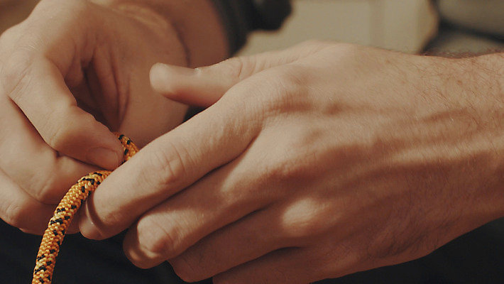 포토 JPG 해외이미지 라이프스타일 손 남자 밧줄 스포츠 포즈 넥타이 주택 기술 실내 관리 안전 사람 사람없음 운동 노란색 등산 장비 체험 닫기 연습 매듭 보험 산악가 해외202004 해외포토 잡화 줄 컬러 컨셉 모션 건강 내부 건물 생활 신체부위 트래킹 파일형식 이미지허브