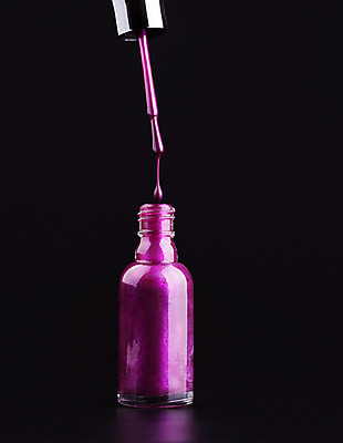 포토 JPG 해외이미지 검은배경 사람없음 보라색 화장품 흐름 화려 떨어짐 손톱관리 네일아트 오브젝트 매니큐어 매니큐어솔 해외202004 해외포토 컬러 백그라운드 컨셉 뷰티 검은색 솔 파일형식 이미지허브