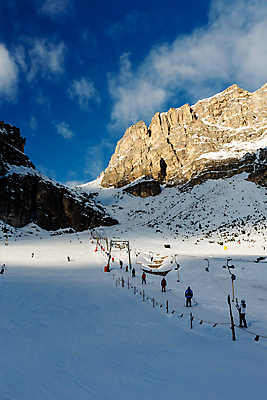 포토 JPG 해외이미지 구름 유럽 스포츠 여행 겨울 자국 자연 하늘 날씨 휴가 스키 산 파노라마 그림자 풍경 경사 사람없음 야외 파란색 계곡 맑음 얼음 이탈리아 추위 스노우보드 정상 가루 휴양지 알프스 리프트 선로 절정 해외202004 해외포토 자연요소 계절 나라 컬러 겨울스포츠 촬영기법 장소 보드_스포츠 생태계 파일형식 이미지허브