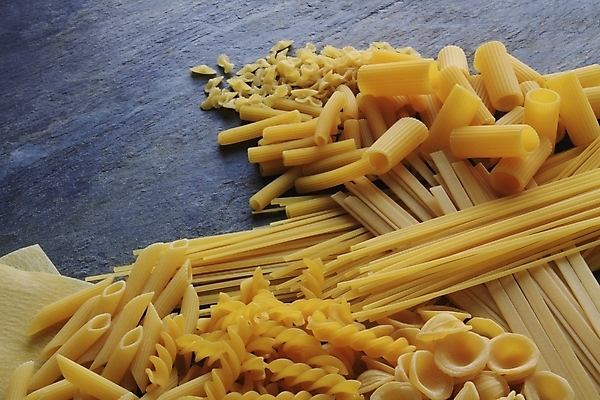 포토 JPG 해외이미지 유럽 백그라운드 파스타 건강 스파게티 종류 사람없음 노란색 껍질 선택 밀 파르팔레 펜네 많음 탈리아텔레 해외202004 해외포토 나라 컬러 컨셉 곡류 서양음식 파스타면 파일형식 이미지허브
