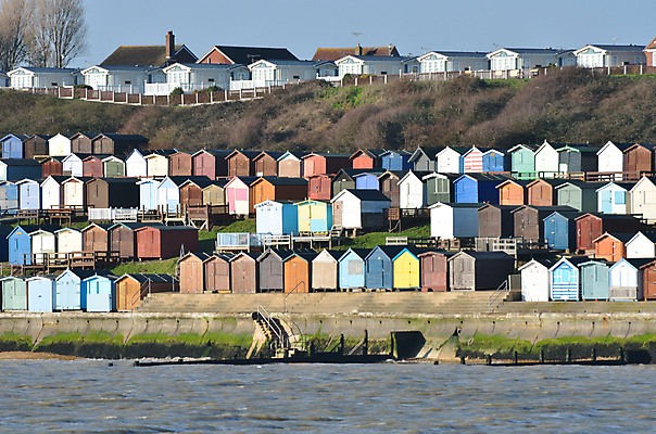 포토 JPG 해외이미지 영어 선 모래 바다 하늘 휴식 영국 잉글랜드 주택 해변 사람없음 야외 목재 물 컬러풀 태양 여행객 오두막 언덕 휴양지 헛간 왕국 줄서기 해외202004 해외포토 자연요소 나무 문자 유럽 컬러 컨셉 재료 모션 사람 건물 장소 저장고 파일형식 이미지허브