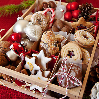포토 JPG 해외이미지 백그라운드 크리스마스 사탕 종류 선물 사랑 사람없음 목재 장식 빨간색 상자 산타클로스 쿠키 케이크 초콜릿 줄무늬 장식볼 견과류 수확 하트 시골 대접 신선 달콤 설탕 묘사 정사각형 호두 노엘 숙성 피칸 개암 카피스페이스 해외202004 해외포토 모양 도형 나무 기념일 열매 감정 컬러 무늬 농업 재료 디저트 공백 맛 파일형식 이미지허브