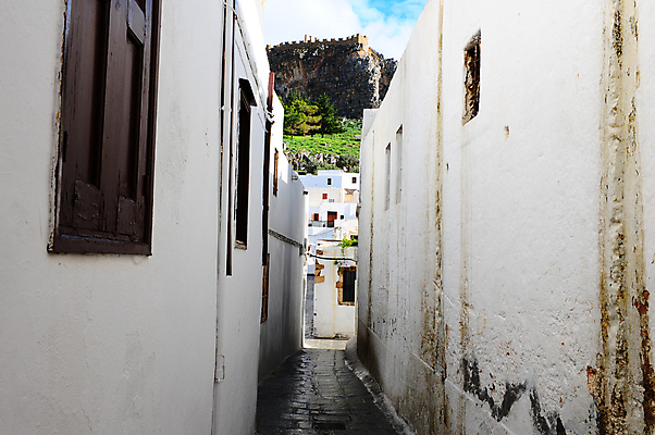 포토 JPG 해외이미지 구름 전통 디자인 유럽 도로 길 벽 섬 여행 건축양식 하늘 지붕 거리 주택 사람없음 건물 목재 파란색 여행객 문 페인트 봄 젖음 조약돌 바위 흰색 램프 도시 중세 역사 보행로 가난 지중해 그리스 언덕 좁은 타운 단계 무화과 그리스인 옛날 해외202004 해외포토 자연요소 서양인 나무 건축물 계절 건축 나라 바다 컬러 컨셉 과일 재료 교통시설 조명 사람 돌_바위 파일형식 이미지허브