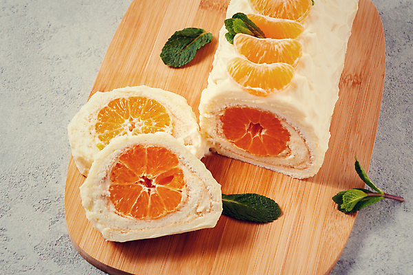 포토 JPG 해외이미지 단면 디저트 귤 실내 사람없음 롤케이크 나무도마 해외202004 해외포토 음식 과일 도마 내부 목재 케이크 파일형식 이미지허브