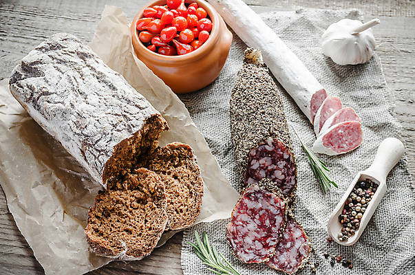 포토 JPG 해외이미지 종이 음식 빵 분홍색 조각 부분 고추 건조 마늘 육류 돼지고기 사람없음 목재 빨간색 어둠 이탈리아 코트 흰색 물방울 시골 소시지 애피타이저 정상 자르기 허브 국자 슬라이스 자루 후추 바질 로즈메리 덩어리 훈제 프랑스어 곰팡이 살라미 스페인어 치유 페퍼로니 호밀 해외202004 해외포토 나무 식물 문자 유럽 컬러 채소 식재료 재료 모션 주방용품 곡류 외투 가공식품 향신료 파일형식 이미지허브