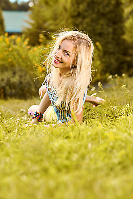 포토 JPG 해외이미지 백인 라이프스타일 공원 꽃 행복 장난 자연 휴식 한명 사람 야외 금발 정원 맑음 화목 보케 카피스페이스 해외202004 해외포토 서양인 식물 1 헤어스타일 공공시설 감정 컨셉 날씨 생활 공백 생태계 파일형식 이미지허브