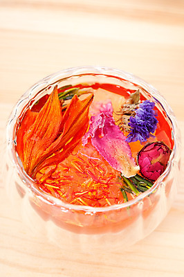 포토 JPG 해외이미지 실내 근접촬영 사람없음 찻잔 꽃차 나무배경 해외202004 해외포토 뷰포인트 백그라운드 잔 내부 차_음료 파일형식 이미지허브