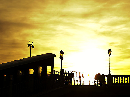 포토 JPG 해외이미지 구름 교통시설 자동차 하늘 풍경 사람없음 야외 빛 일몰 프랑스 도시 저녁 해외202004 해외포토 자연요소 유럽 육상교통 교통 노을 야간 시설 파일형식 이미지허브