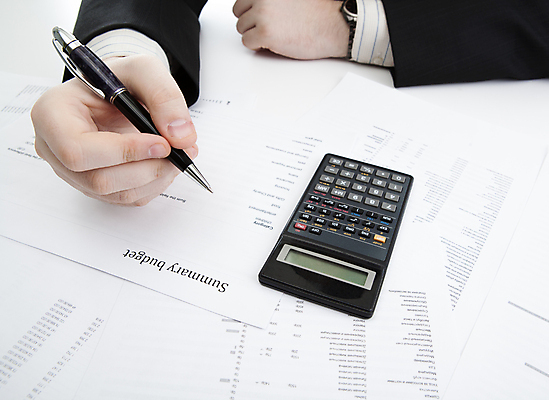 포토 JPG 해외이미지 직업 손 비즈니스 손가락 탁자 사람 정장 사람없음 금융 스터디 펜 계산기 흰색 기록 작업 비즈니스맨 계산 계획 분석 계약 구성 수입 예산 목차 비용 해외202004 해외포토 옷 남자 컬러 가구 컨셉 문구용품 신체부위 경제 학습 필기구 장비 직장인 파일형식 이미지허브