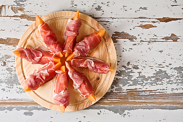 포토 JPG 해외이미지 전통 문화 음식 조각 과일 도마 실내 건강 육류 돼지고기 사람없음 목재 가로 식사 저녁식사 이탈리아 시골 신선 파마 달콤 애피타이저 정상 멜론 지중해 햄 날것 점심식사 해외202004 해외포토 나무 헤어스타일 유럽 바다 식재료 재료 주방용품 내부 맛 파일형식 이미지허브