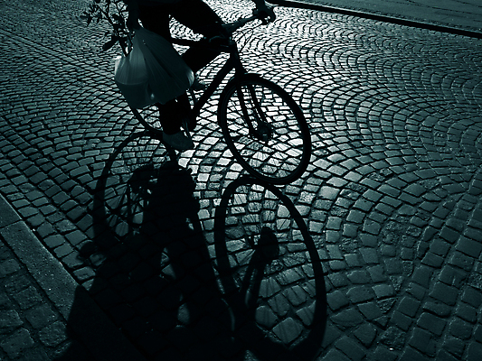 포토 JPG 해외이미지 라이프스타일 남자 실루엣 포장 교통시설 모션 거리 건강 덴마크 그림자 사람 성인 사람없음 야외 가로 초록색 쇼핑 자전거 조약돌 바위 도시 야간 저녁 출퇴근 바쁨 스칸디나비아 해외202004 해외포토 자연요소 컬러 교통 비즈니스 촬영기법 북유럽 생활 바이크 돌_바위 시설 파일형식 이미지허브