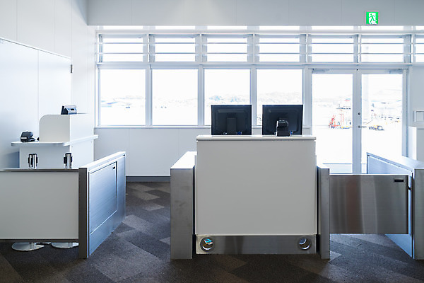 포토 JPG 해외이미지 여행 교통시설 안전 사람없음 금속 스크린 모니터 기계 장비 짐 보호 공항 계산대 항공 검색 출발 보안 대문 승객 감시 점검 발견 센서 스캐너 제어 터미널 해외202004 해외포토 교통 컨셉 재질 컴퓨터 문 시설 파일형식 이미지허브