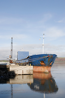 포토 JPG 해외이미지 산업 밧줄 바다 비즈니스 교통시설 사람없음 목재 물 파란색 금속 항구 화물 보트 상품 컨테이너 기중기 무역 함선 상업 코르크 아일랜드 포트 무거움 닻 로딩 수목 수입 철강 터미널 해외202004 해외포토 자연요소 나무 유럽 줄 컬러 교통 배_교통 재료 재질 운송업 중장비 무게 시설 파일형식 이미지허브