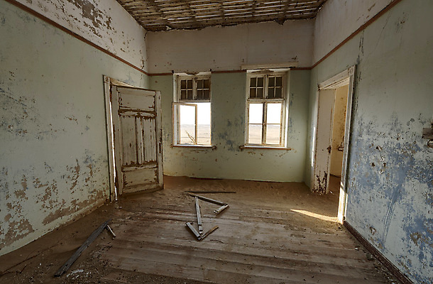 포토 JPG 해외이미지 여행 패턴 창문 날씨 주택 실내 풍경 사람없음 야외 내부 건물 빛 컬러풀 손상 방 사막 도시 얼룩 뜨거움 거친 위험 무서움 버리기 질감 먼지 나미비아 무인 썩음 옛날 파멸 오싹 해외202004 해외포토 건축물 감정 컬러 컨셉 무늬 모션 남아프리카 파일형식 소멸 이미지허브