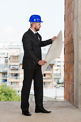 포토 JPG 해외이미지 백인 직업 남자 행복 산업 종이 포즈 비즈니스 성공 노동자 한명 서기 미소 사람 인종 정장 성인 야외 건물 사무실 팔짱 업무 비즈니스맨 엔지니어 닫기 헬멧 건축가 동료 경영자 리더 청사진 계약자 고용 정중 해외202004 해외포토 서양인 1 건축물 옷 감정 컨셉 관계 모션 표정 구직 작업 직장인 기술자 보호장비 계약 채용 파일형식 이미지허브
