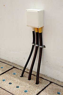 포토 JPG 해외이미지 직업 산업 선 벽 부분 안전 사람없음 야외 빛 울타리 상자 금속 힘 장비 에너지 공구 업무 엔지니어 콘센트 플러그 보호 연결 위험 플라스틱 교차로 전자 철사 볼트 시스템 튜브 고무 유지 분배 설치 전압 제어 아크릴 해외202004 해외포토 길 컨셉 재질 담장 도구 작업 기술자 파일형식 이미지허브