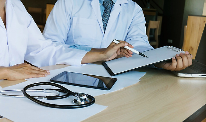 포토 JPG 해외이미지 직업 손 남자 비즈니스 청진기 그래프 미래 직장 기술 건강 사람 사람없음 그래픽 책 스마트폰 컴퓨터 약 디지털 스크린 자료 시험 터치 의사 흰색 하트 업무 네트워크 DNA 심볼 동료 보고서 대리석 네비게이션 돌봄 심장병 인터페이스 가상 해외202004 해외포토 모양 교육 컬러 컨셉 회사 재료 의학 관계 의료기기 모션 신체부위 전자제품 핸드폰 스마트기기 의료진 작업 질병 생명공학 파일형식 이미지허브