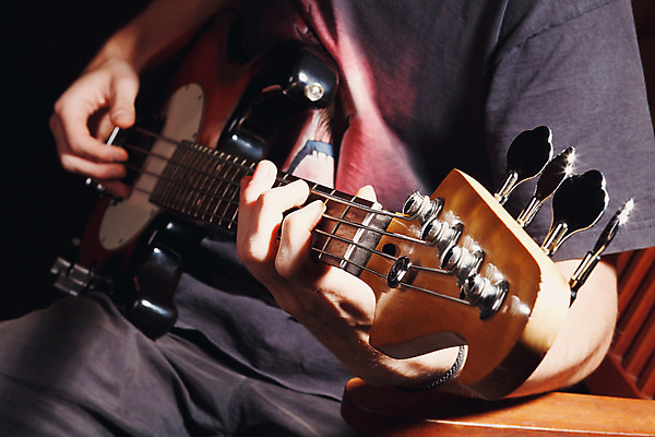 포토 JPG 해외이미지 남자 줄 음악 백그라운드 놀이 사람 소년 성인 사람없음 검은색 소리 콘서트 공연 연주자 음악가 가수 흰색 기구 기타 잡기 시원함 예술가 롤 기타리스트 고립 뮤지컬 플레이어 해외202004 해외포토 직업 어린이 컬러 모션 현악기 문화예술 이벤트 파일형식 이미지허브