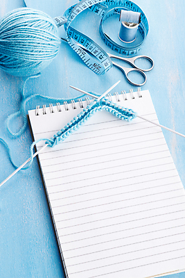 포토 JPG 해외이미지 전통 패턴 공 따뜻함 창조 취미 사람없음 장식 파란색 업무 뜨개질 실 바느질 오브젝트 질감 땀 롤 부드러움 실타래 섬유 짜임 수공예 양모 정물화 핸드메이드 해외202004 해외포토 컬러 무늬 직물 작업 감각 공예 그림 파일형식 이미지허브