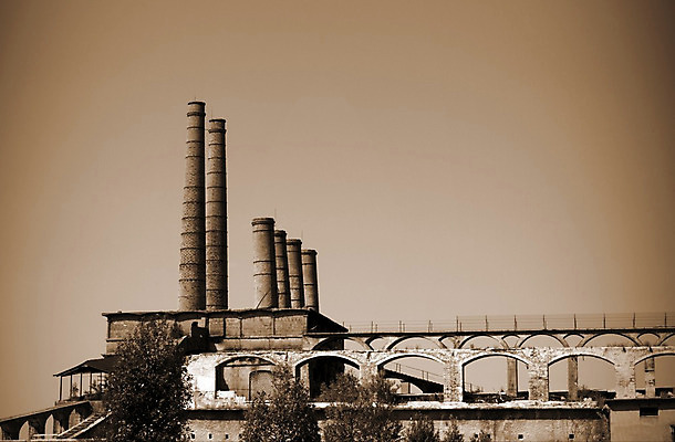포토 JPG 해외이미지 식물 산업 건축양식 공장 하늘 벽돌 이야기 굴뚝 사람없음 파란색 탑 힘 에너지 역사 땅 버리기 석탄 옛날 용광로 해외202004 해외포토 건축물 건축 컬러 공업 모션 파일형식 이미지허브