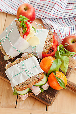 포토 JPG 해외이미지 음식 빵 과일 오이 치즈 귤 파프리카 파슬리 샌드위치 사람없음 목재 세로 쌓기 시골 신선 소시지 사과 상추 햄 토스트 후추 점심식사 살라미 편육 해외202004 해외포토 나무 채소 재료 모션 유제품 육류 식사 가공식품 향신료 파일형식 이미지허브
