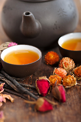 포토 JPG 해외이미지 꽃잎 실내 사람없음 아웃포커스 소프트포커스 찻잔 찻주전자 찻잎 꽃차 해외202004 해외포토 꽃 주전자 잔 촬영기법 내부 차_음료 파일형식 이미지허브