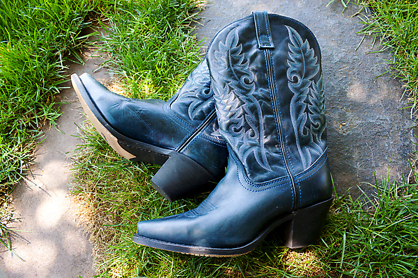 포토 JPG 해외이미지 옷 여자 결혼 신발 발 부츠 사람없음 야외 초록색 파란색 유행 검은색 카우보이 해외202004 해외포토 컬러 사람 이벤트 신체부위 파일형식 이미지허브