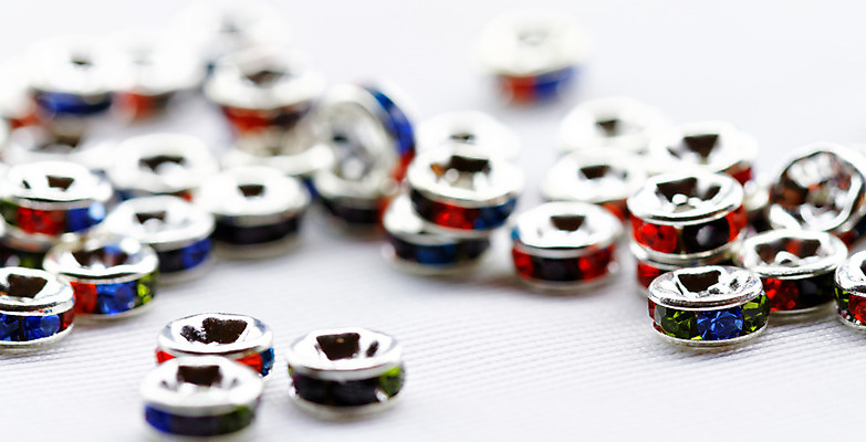 포토 JPG 해외이미지 조각 백그라운드 목걸이 장신구 팔찌 유리 사람없음 장식 빨간색 파란색 빛 컬러풀 유행 흰색 은색 시원함 공예 다발 만들기 결정체 DIY 구슬장식 줄서기 해외202004 해외포토 컬러 모션 재질 취미 구슬 파일형식 이미지허브