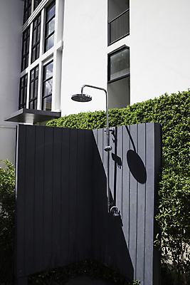 포토 JPG 해외이미지 디자인 벽 여행 태국 호텔 리조트 휴가 휴식 수영장 건강 그림자 사람없음 야외 물 한개 머리 금속 맑음 수영 젖음 흐름 욕실 신선 개울 씻기 수도꼭지 상쾌 분무기 튜브 샤워실 열대기후 위생관리 해외202004 해외포토 자연요소 1 감정 아시아 컨셉 재질 숙소 날씨 관리 신체부위 강 청결 수상스포츠 샤워시설 파일형식 이미지허브