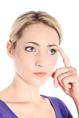 포토 JPG 해외이미지 여자 얼굴 생각 설계 한명 사람 금발 반사 머리 꿈 흰색 표현 선택 명상 고민 고립 배려 해외202004 해외포토 1 헤어스타일 감정 컬러 컨셉 신체부위 파일형식 이미지허브