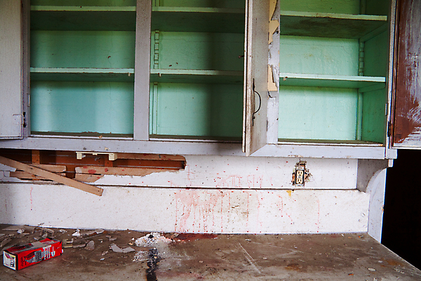 포토 JPG 해외이미지 선반 주택 실내 사람없음 손상 쓰레기 위험 만취 버리기 그런지 깨짐 썩음 옛날 해외202004 해외포토 가구 컨셉 모션 내부 건물 술취함 파일형식 이미지허브