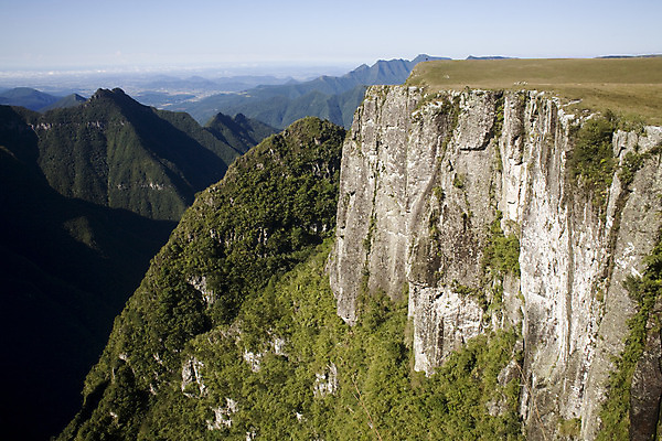 포토 JPG 해외이미지 구름 여행 자연 휴가 산 풍경 사람없음 야외 세계 골짜기 절벽 바위 부식 브라질 내추럴 몬테네그로 해외202004 해외포토 자연요소 돌_바위 남아메리카 생태계 파일형식 이미지허브