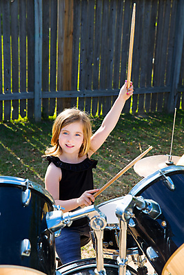 포토 JPG 해외이미지 백인 여자 행복 어린이 음악 백그라운드 장난 노래 놀이 한명 사람 잔디 야외 초록색 파란색 울타리 금발 맑음 연주자 음악가 기구 표현 악단 막대기 작음 드럼 예술가 뒤뜰 드러머 뮤지컬 팝 플레이어 해외202004 해외포토 서양인 식물 직업 1 헤어스타일 감정 컬러 날씨 문화예술 타악기 담장 크기 파일형식 이미지허브