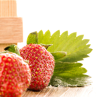 포토 JPG 해외이미지 잎 딸기 실내 근접촬영 사람없음 달콤 나무상자 나무탁자 해외202004 해외포토 식물 뷰포인트 과일 탁자 내부 상자 맛 파일형식 이미지허브