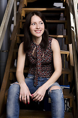 포토 JPG 해외이미지 여자 행복 갈색머리 한명 미소 웃음 앉기 성인 계단 활발 기쁨 청바지 구멍 싱글 혼자 해외202004 해외포토 1 헤어스타일 감정 컨셉 바지 모션 표정 사람 파일형식 이미지허브