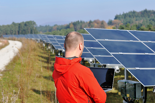 포토 JPG 해외이미지 주간 남자 길 산 한명 들기 상반신 성인 야외 뒷모습 노트북 숲 태양에너지 집열판 성인남자한명만 해외202004 해외포토 자연요소 1 뷰포인트 모션 사람 전자제품 그린에너지 남자한명만 성인남자만 파일형식 이미지허브
