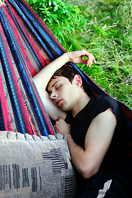 포토 JPG 해외이미지 나무 백인 1 남자 얼굴 자연 휴식 매달리기 피곤 한명 사람 야외 목재 10대 청춘 시골 소나무 잠 숲 침엽수 해먹 거짓말 과로 해외202004 해외포토 서양인 식물 컨셉 재료 모션 청소년 신체부위 침대 생태계 파일형식 이미지허브