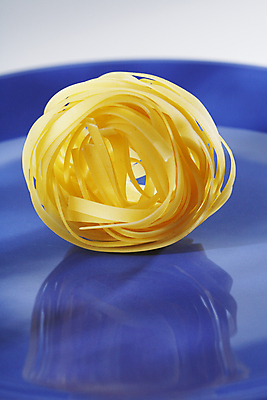 포토 JPG 해외이미지 접시 음식 재료 건조 파스타 사람없음 파란색 이탈리아 다발 날것 생식 탈리아텔레 해외202004 해외포토 식기 유럽 컬러 서양음식 파스타면 파일형식 이미지허브