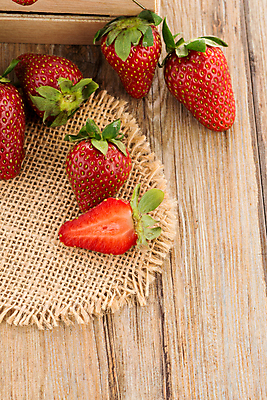 포토 JPG 해외이미지 딸기 단면 실내 사람없음 하이앵글 달콤 슬라이스 나무탁자 해외202004 해외포토 뷰포인트 과일 탁자 내부 맛 파일형식 이미지허브