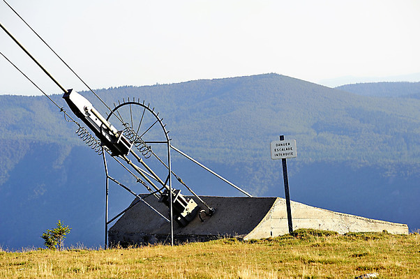 포토 JPG 해외이미지 백그라운드 패턴 건축양식 사다리 하늘 안테나 경고 안전 사람없음 빨간색 탑 금속 금지 프랑스 보호 위험 철 심볼 사인 질감 오르기 해외202004 해외포토 건축물 건축 유럽 컬러 컨셉 무늬 통신 모션 재질 도구 파일형식 이미지허브