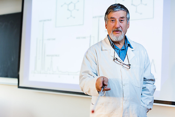 포토 JPG 해외이미지 백인 직업 1 학생 교육 남자 과학 졸업 교실 학교 고등학교 한명 사람 스터디 교사 교수 칠판 코트 강의 강당 집중 과학자 분필 대학교 공식 물리학 지능 해외202004 해외포토 서양인 컨셉 학습 외투 초크 물리 학자 파일형식 이미지허브