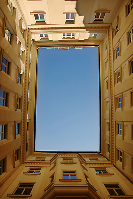 포토 JPG 해외이미지 벽 백그라운드 건축양식 창문 하늘 프레임 액자틀 사람없음 건물 파란색 노란색 도시 오픈 구멍 정상 정사각형 타운 헝가리 부다페스트 스타일 해외202004 해외포토 도형 건축물 건축 컬러 액자 틀 동유럽 파일형식 이미지허브