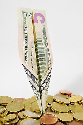 포토 JPG 해외이미지 손 종이 여행 백그라운드 컨셉 지폐 돈 비즈니스 성공 비행기 아이디어 사람없음 금융 파란색 달러 경쟁 저축 유로 흰색 시장 재산 도박 공항 위험 심볼 시작 투자 상업 종이접기 5 이익 계산서 파산 빚 고립 대패 위기 해외202004 해외포토 컬러 항공교통 교통시설 대중교통 신체부위 경제 숫자 접기 파일형식 이미지허브