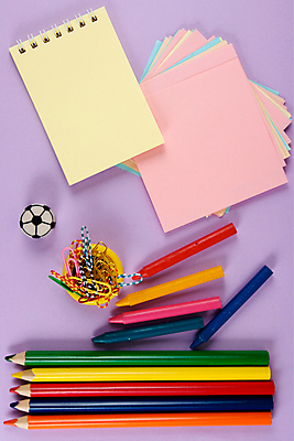 포토 JPG 해외이미지 종이 분홍색 백그라운드 통신 나선형 사람없음 연필 노란색 쪽지 공백 기록 메시지 스케치 사인 지우개 문서 파일 크레파스 클립 페이지 시트 라일락 자석 조언 편지쓰기 목차 카피스페이스 해외202004 해외포토 꽃 컬러 무늬 학용품 미술 필기구 편지 파일형식 이미지허브