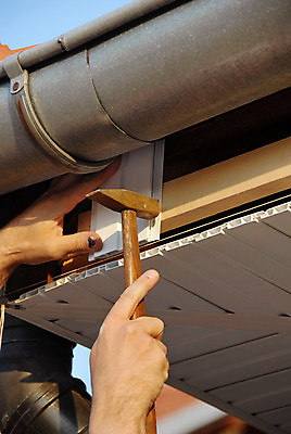 포토 JPG 해외이미지 직업 손 무기 가사 신체 부분 손가락 지붕 노동자 주택 항해 기술 관리 사람없음 야외 목재 세로 금속 맑음 덮개 흰색 공구 업무 작업 못 끝 망치 플라스틱 측정 부식 준비 조심 팔 주인 조작 해외202004 해외포토 나무 컬러 배_교통 재료 재질 날씨 건물 신체부위 뚜껑 도구 파일형식 이미지허브