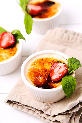 포토 JPG 해외이미지 그릇 딸기 단면 실내 사람없음 식탁보 민트 흰배경 크렘브륄레 해외202004 해외포토 식기 백그라운드 과일 디저트 내부 흰색 허브 파일형식 이미지허브